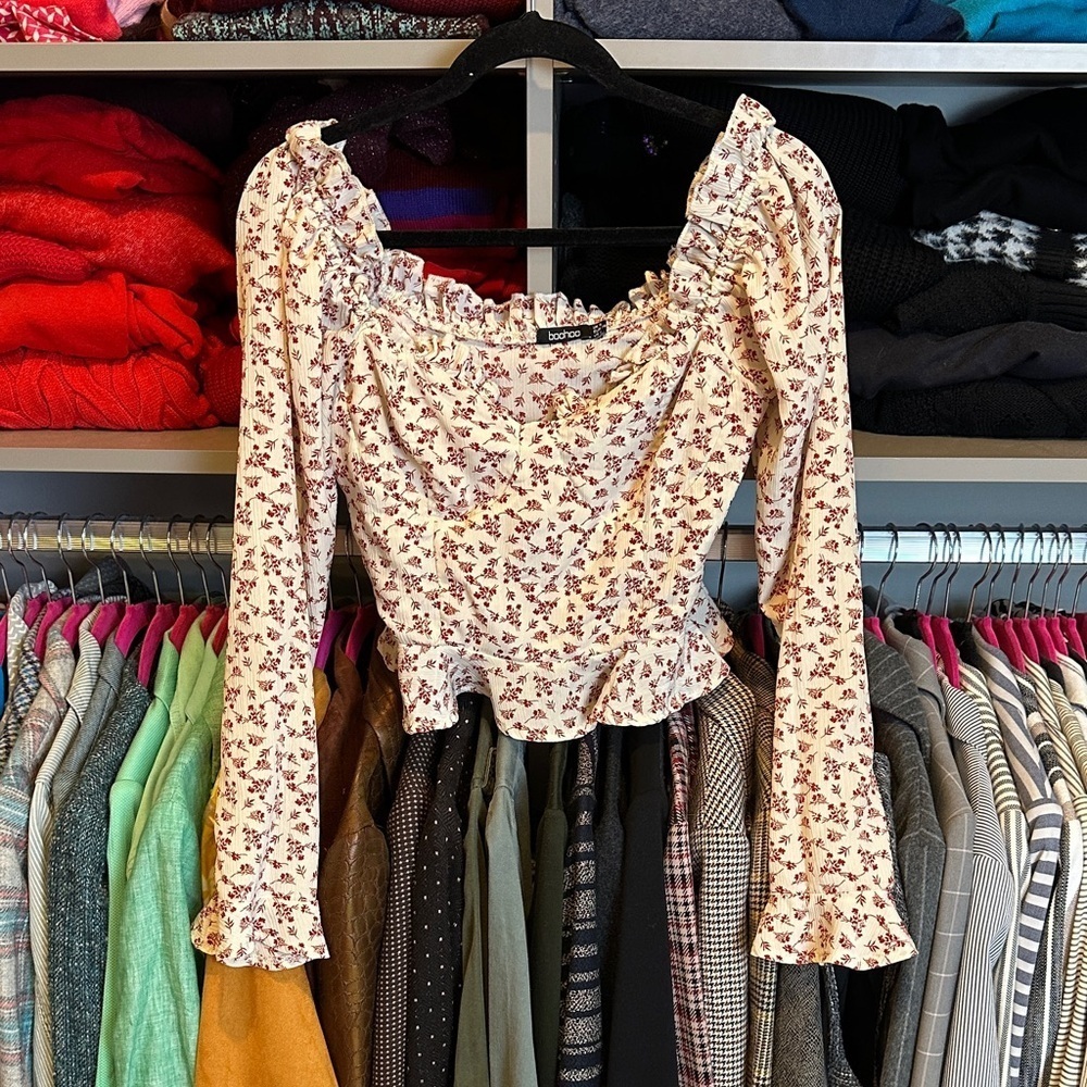 Boohoo cream/red floral long sleeve side zipper scoop neck crop top size 4